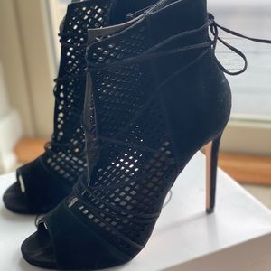 Steve Madden Black Suede heels